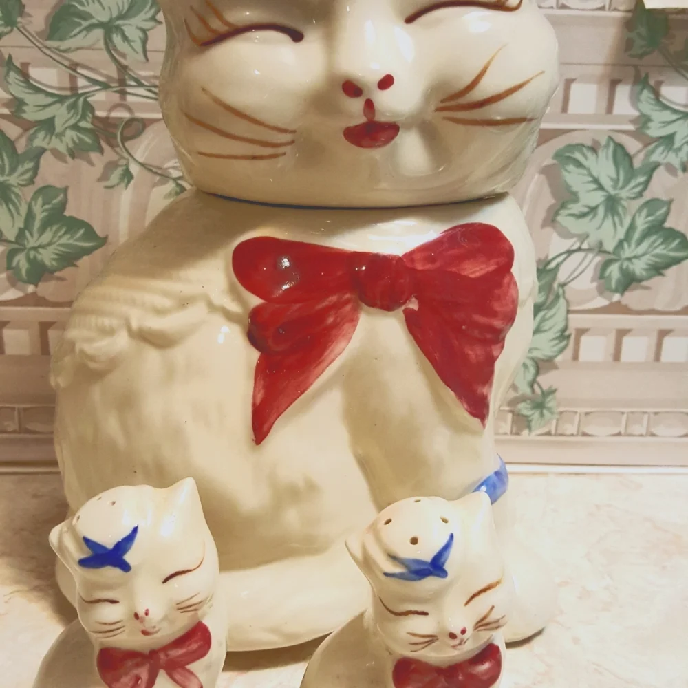 Vintage Shawnee Puss and Boots Cookie Jar with Salt and Pepper Shaker - Picture 1 of 13